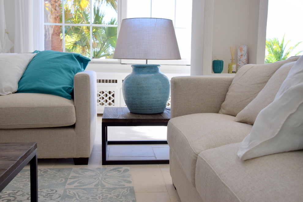 Foto de sala de estar campestre de tamaño medio con paredes blancas, suelo de mármol y suelo beige