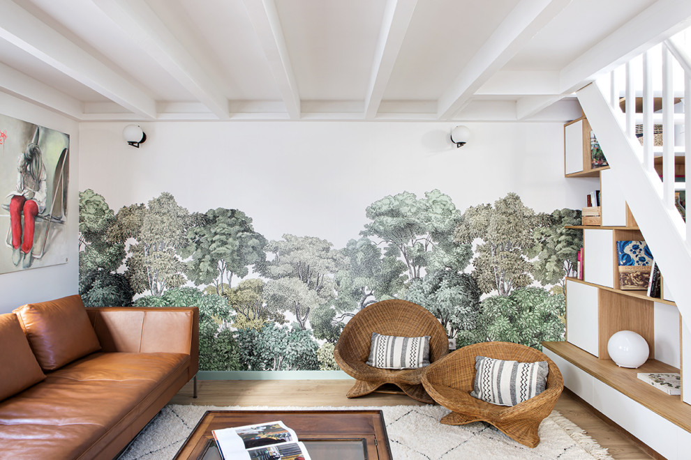 Идея дизайна: гостиная комната в современном стиле с разноцветными стенами, паркетным полом среднего тона и коричневым полом