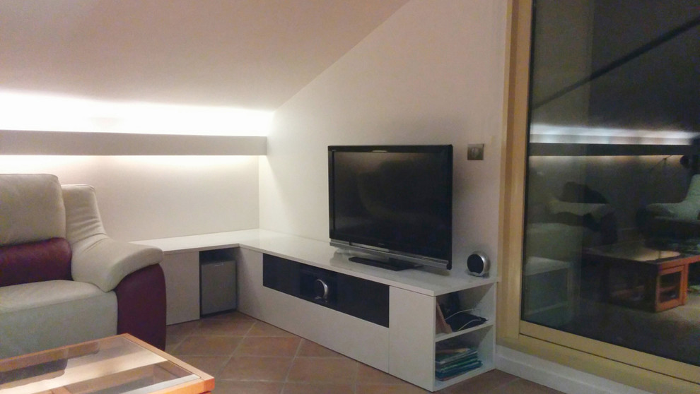 Modelo de sala de estar abierta actual extra grande con paredes blancas, suelo de baldosas de terracota y televisor independiente