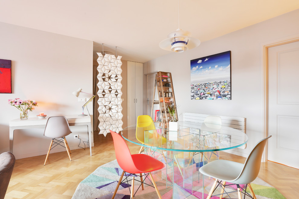 Diseño de sala de estar abierta moderna de tamaño medio con paredes grises y suelo de madera clara