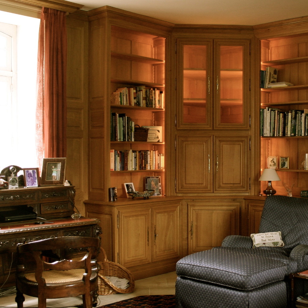 Rustik inredning av ett mellanstort arbetsrum, med ett bibliotek, bruna väggar och mellanmörkt trägolv