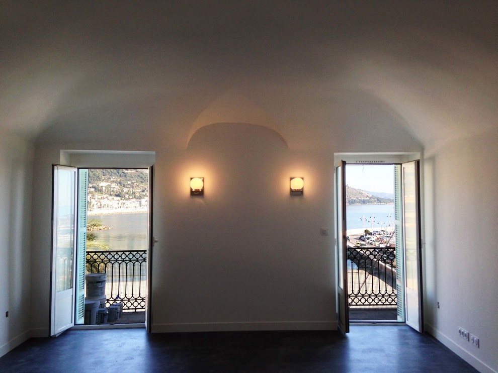 Idee per un piccolo soggiorno stile marinaro aperto con pareti bianche, pavimento in linoleum e pavimento nero