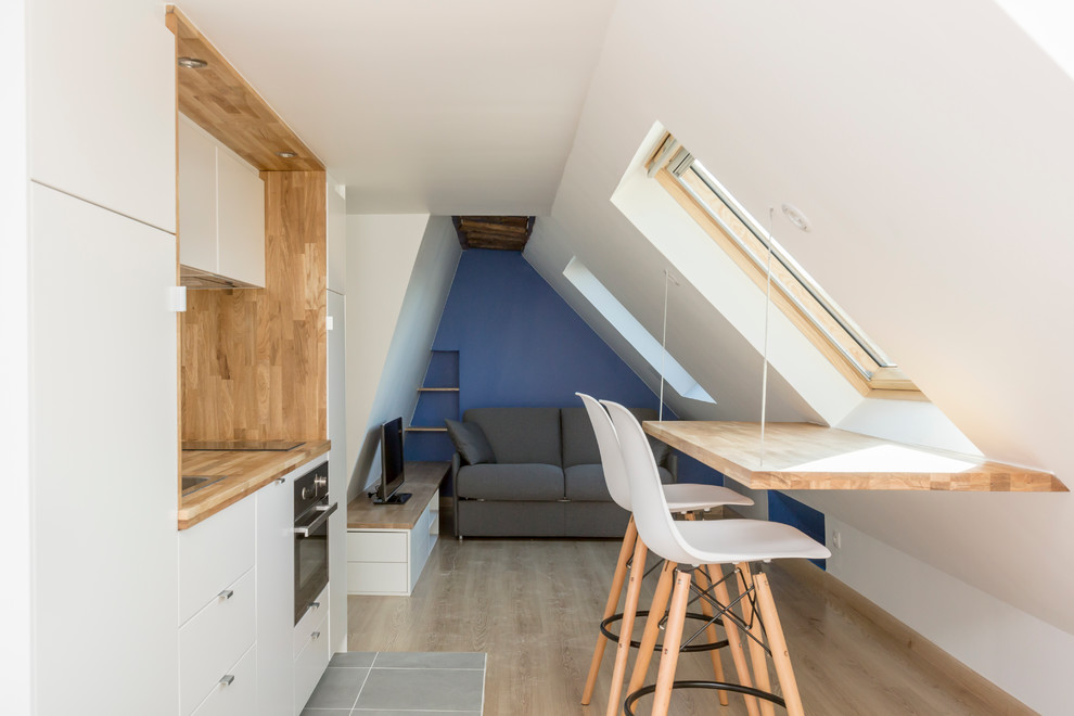 Foto di un piccolo soggiorno scandinavo aperto con pareti bianche, parquet chiaro, nessun camino, TV autoportante e pavimento beige