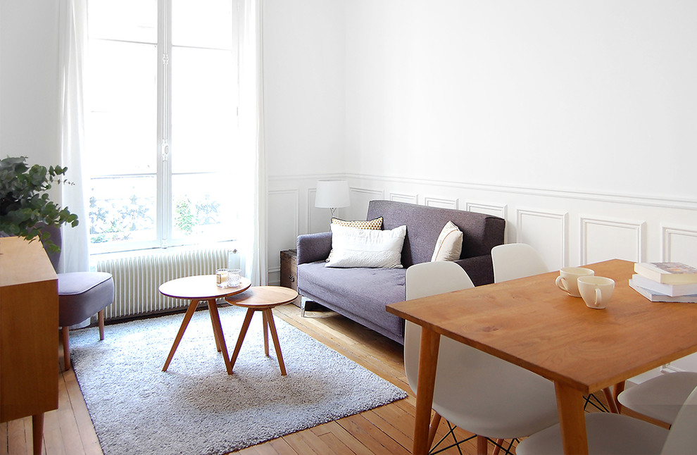 Foto de sala de estar abierta escandinava pequeña sin chimenea y televisor con paredes blancas, suelo de madera en tonos medios y suelo marrón