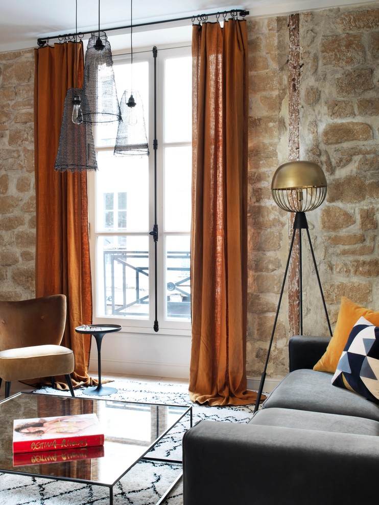 Mittelgroßes, Fernseherloses, Offenes Modernes Wohnzimmer ohne Kamin mit hellem Holzboden und bunten Wänden in Paris