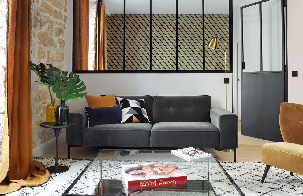 Foto de sala de estar contemporánea de tamaño medio sin chimenea y televisor con paredes grises y suelo de madera clara