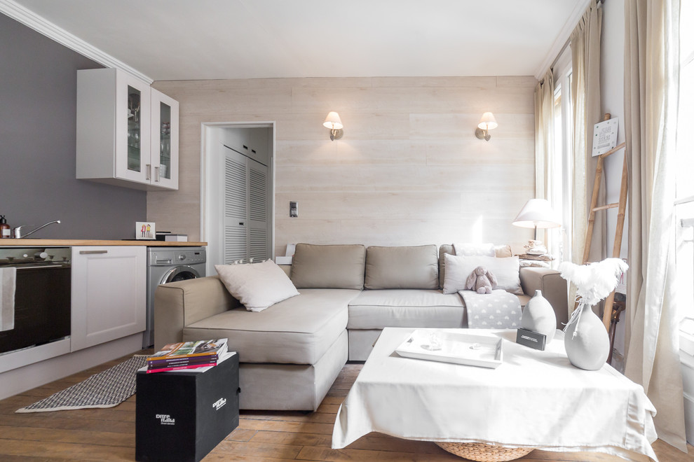 Imagen de sala de estar abierta tradicional renovada pequeña con paredes grises y suelo de madera en tonos medios