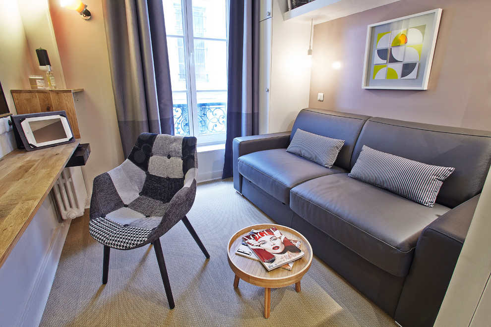 Esempio di un piccolo soggiorno minimalista aperto con angolo bar, pareti bianche, moquette e pavimento beige
