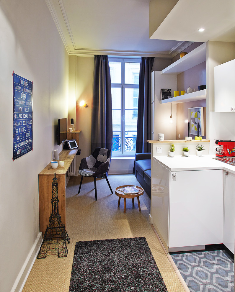 Ejemplo de sala de estar con barra de bar abierta minimalista pequeña con paredes blancas, moqueta y suelo beige