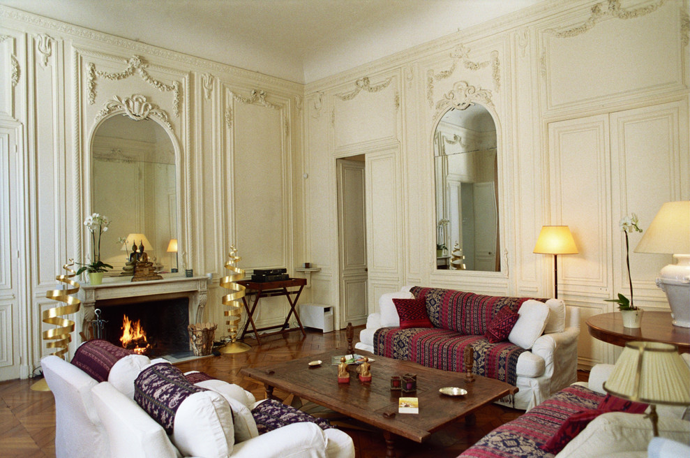Klassisches Wohnzimmer mit Kamin und Kaminumrandung aus Stein in Sonstige