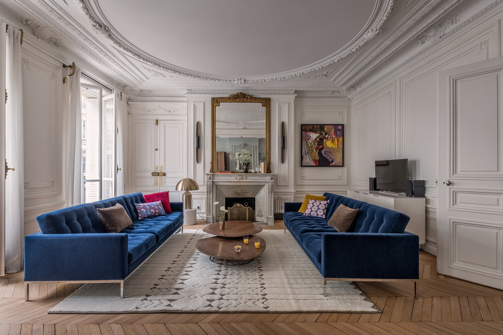 Family room - contemporary family room idea in Paris