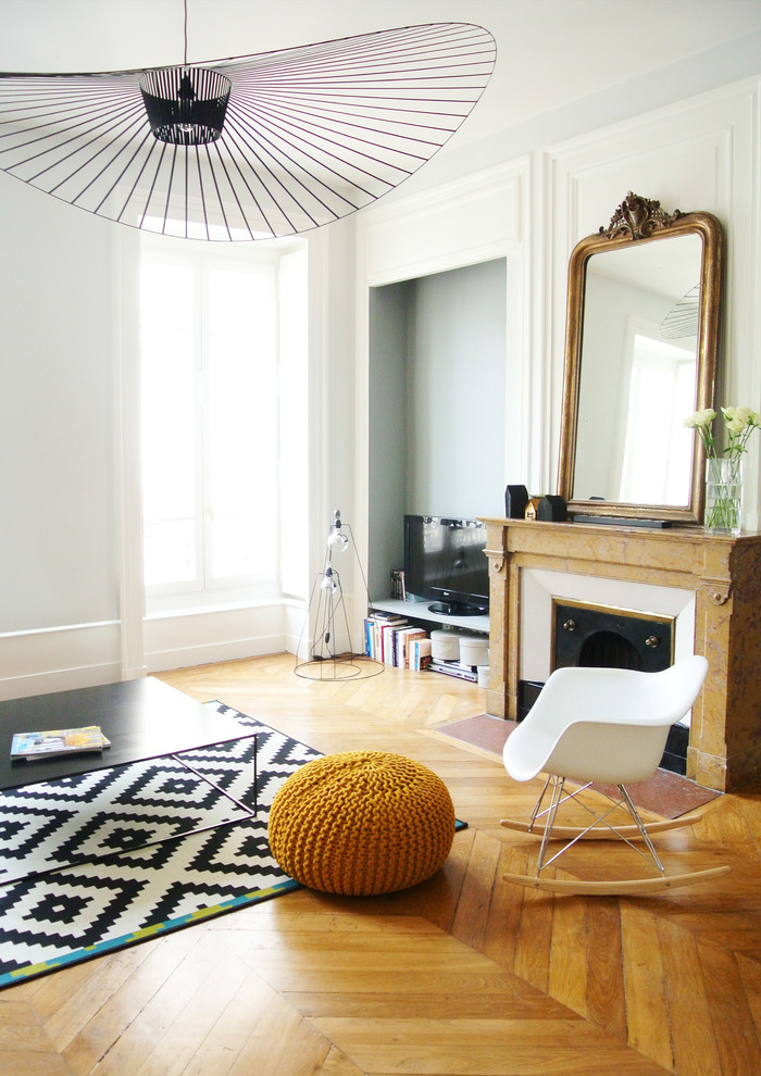 Offenes, Großes Stilmix Wohnzimmer mit weißer Wandfarbe, braunem Holzboden, Kamin, Kaminumrandung aus Stein und freistehendem TV in Lyon