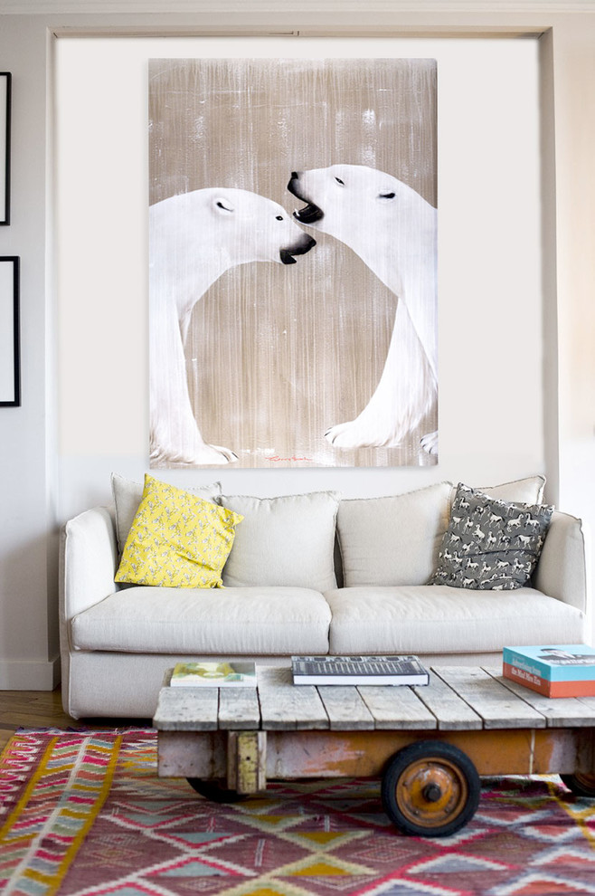 Imagen de sala de estar abierta contemporánea de tamaño medio con paredes blancas