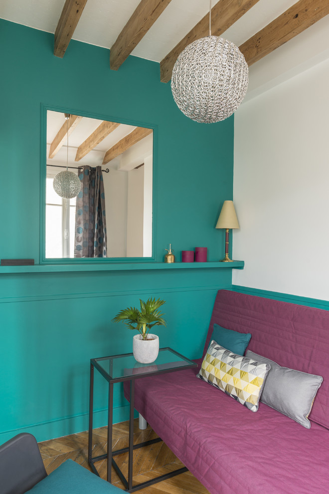 Пример оригинального дизайна: гостиная комната среднего размера в современном стиле с синими стенами и светлым паркетным полом