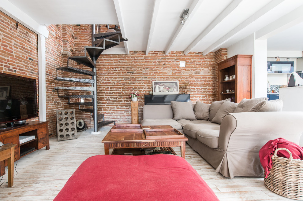 Пример оригинального дизайна: открытая гостиная комната среднего размера в стиле лофт с красными стенами, деревянным полом и отдельно стоящим телевизором без камина