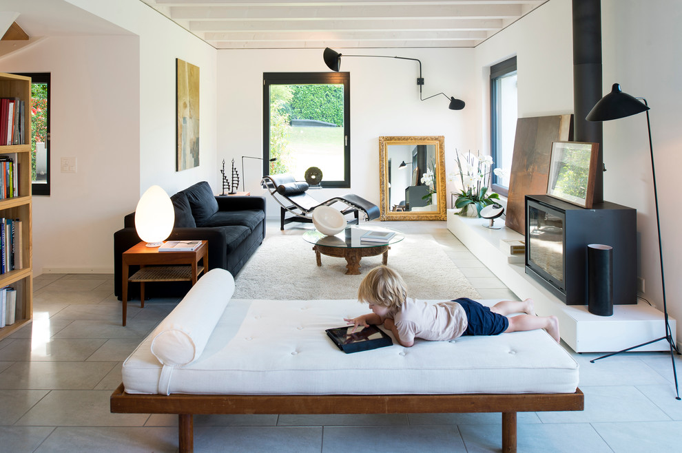 Esempio di un grande soggiorno minimal aperto con libreria, pareti bianche, pavimento con piastrelle in ceramica, nessuna TV e tappeto