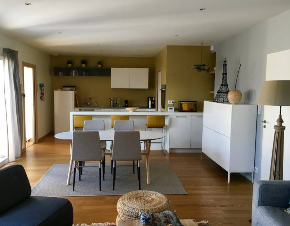 Idées déco pour une grande salle de séjour ouverte avec un mur jaune, parquet clair, un téléviseur indépendant et un sol beige.