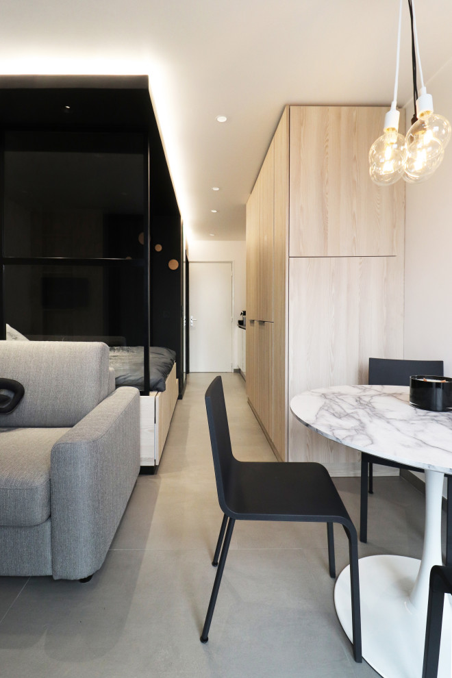 Идея дизайна: маленькая гостиная комната в стиле рустика с белыми стенами, полом из керамической плитки и серым полом для на участке и в саду