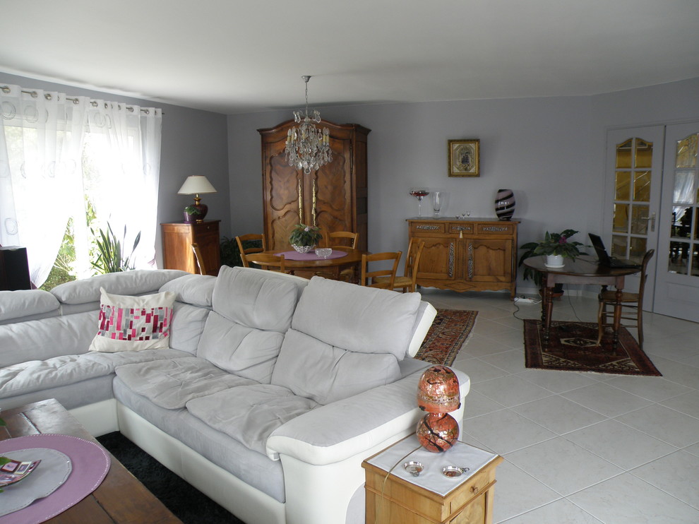 Aménagement d'une grande salle de séjour classique ouverte avec un mur gris, un sol en carrelage de céramique, une cheminée d'angle, un manteau de cheminée en plâtre et un sol blanc.