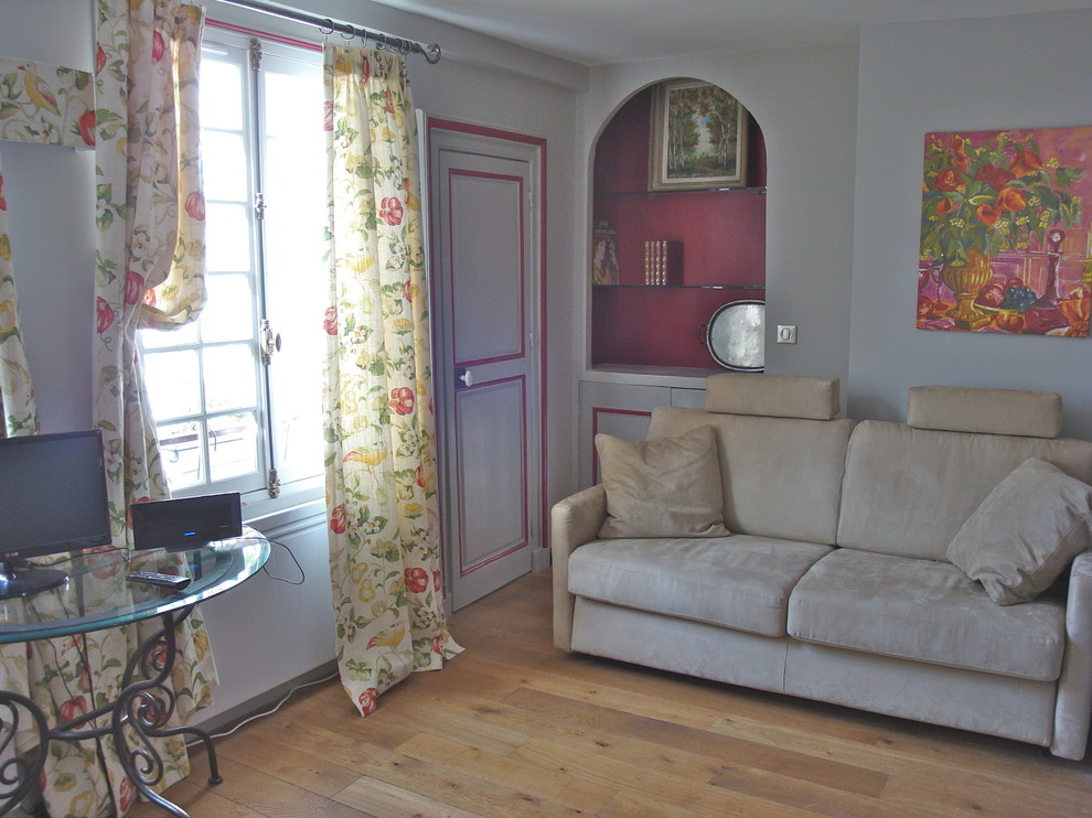Inspiration pour une salle de séjour traditionnelle avec un mur gris, parquet clair et un sol beige.