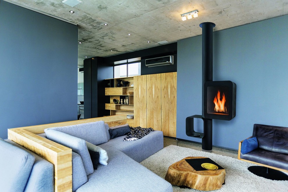 Стильный дизайн: гостиная комната в современном стиле с печью-буржуйкой - последний тренд
