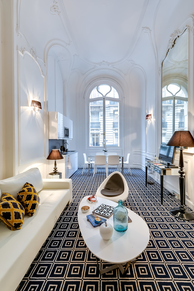 Großes, Abgetrenntes Modernes Wohnzimmer mit weißer Wandfarbe, Teppichboden und freistehendem TV in Paris