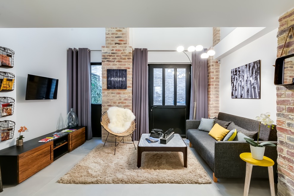 Ejemplo de sala de estar contemporánea con paredes blancas y televisor colgado en la pared