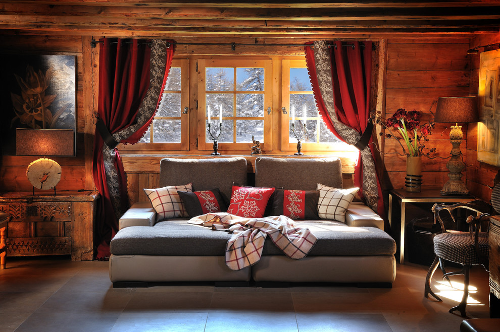 Свежая идея для дизайна: изолированная гостиная комната среднего размера в стиле рустика с коричневыми стенами и полом из керамической плитки без камина - отличное фото интерьера