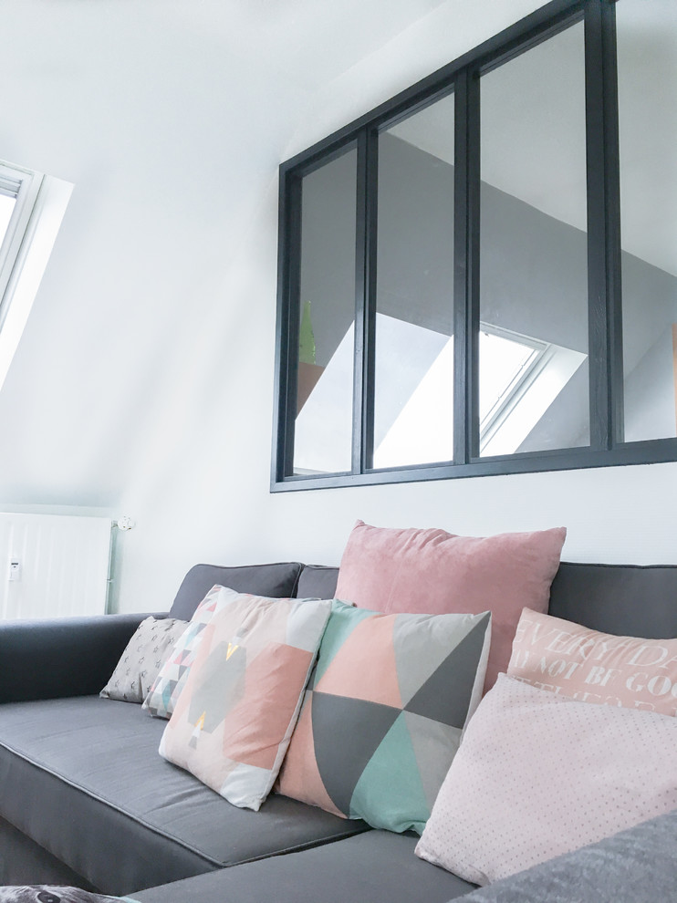 Пример оригинального дизайна: маленькая изолированная гостиная комната в стиле шебби-шик с белыми стенами, светлым паркетным полом и отдельно стоящим телевизором для на участке и в саду