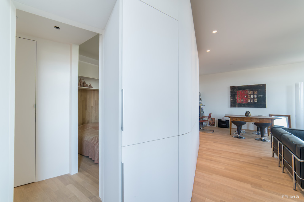 Mittelgroßes, Offenes Modernes Wohnzimmer mit weißer Wandfarbe und hellem Holzboden in Straßburg
