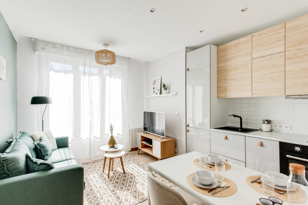 Ejemplo de sala de estar abierta moderna de tamaño medio con paredes blancas, suelo de baldosas de terracota y suelo beige