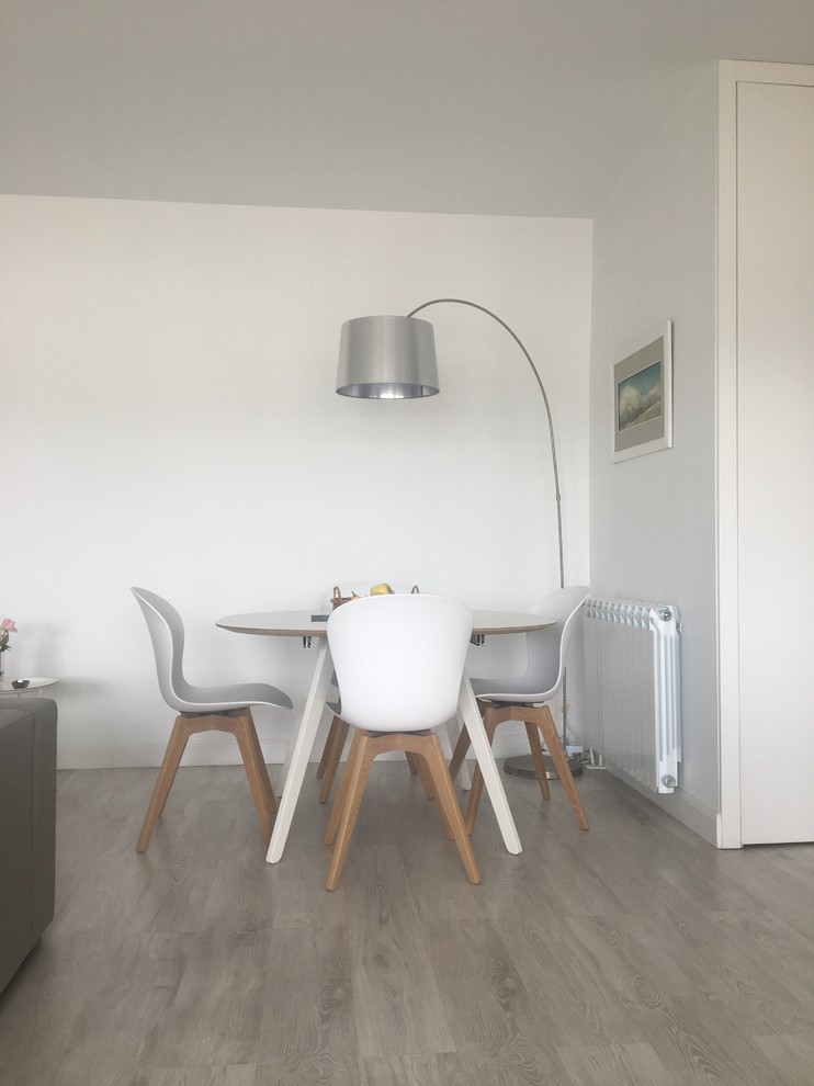 Mittelgroßes, Offenes Maritimes Wohnzimmer ohne Kamin mit beiger Wandfarbe, Laminat, freistehendem TV und grauem Boden in Bordeaux