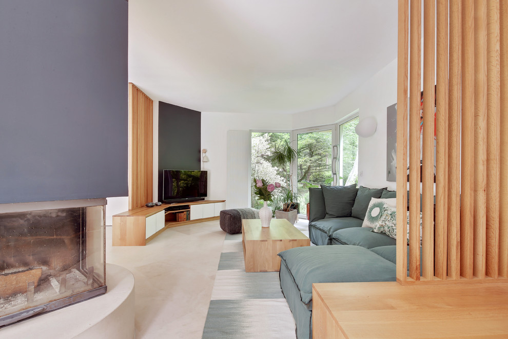 Cette photo montre une grande salle de séjour tendance avec un mur blanc, un téléviseur indépendant, un sol beige et un manteau de cheminée en plâtre.