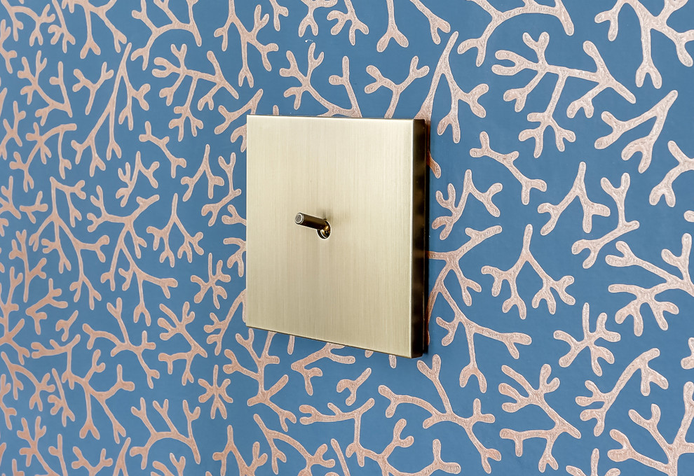 Großes, Offenes Modernes Wohnzimmer mit grauer Wandfarbe, Keramikboden, Kamin, Kaminumrandung aus Holz und freistehendem TV in Paris