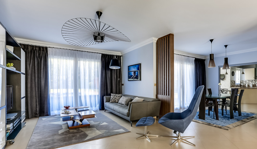 Пример оригинального дизайна: большая открытая гостиная комната в современном стиле с серыми стенами, полом из керамической плитки, стандартным камином, фасадом камина из дерева и отдельно стоящим телевизором
