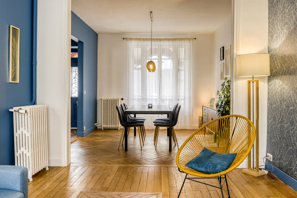 Foto di un grande soggiorno scandinavo aperto con pavimento in legno massello medio e pavimento marrone