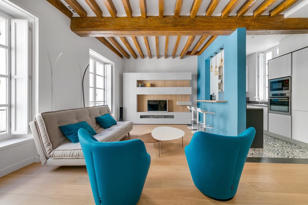 Diseño de sala de estar cerrada contemporánea sin chimenea con paredes blancas, suelo de madera en tonos medios, televisor colgado en la pared y suelo marrón