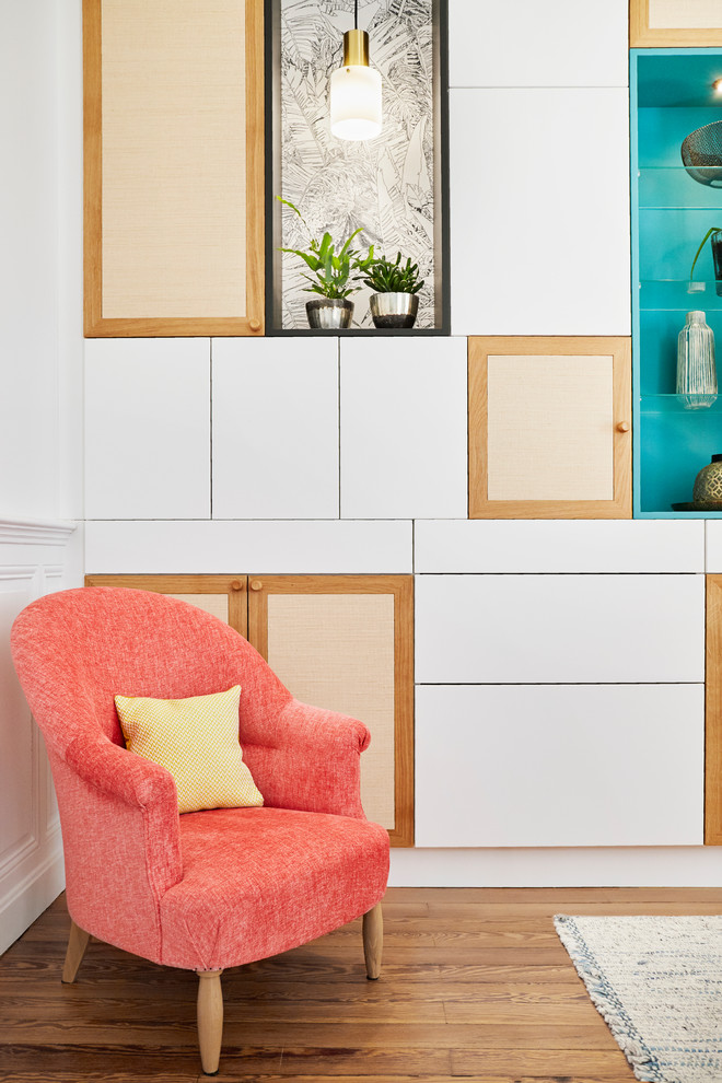Diseño de sala de estar ecléctica extra grande con paredes blancas, suelo de madera en tonos medios y suelo beige