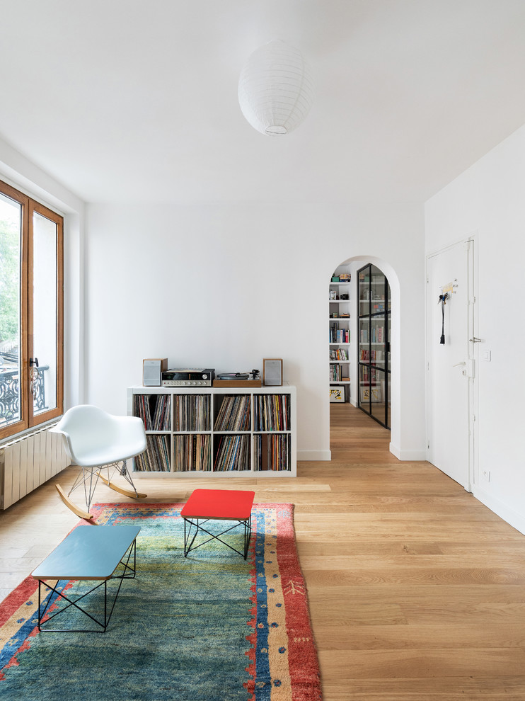 Foto de sala de estar abierta contemporánea con paredes blancas y suelo de madera clara