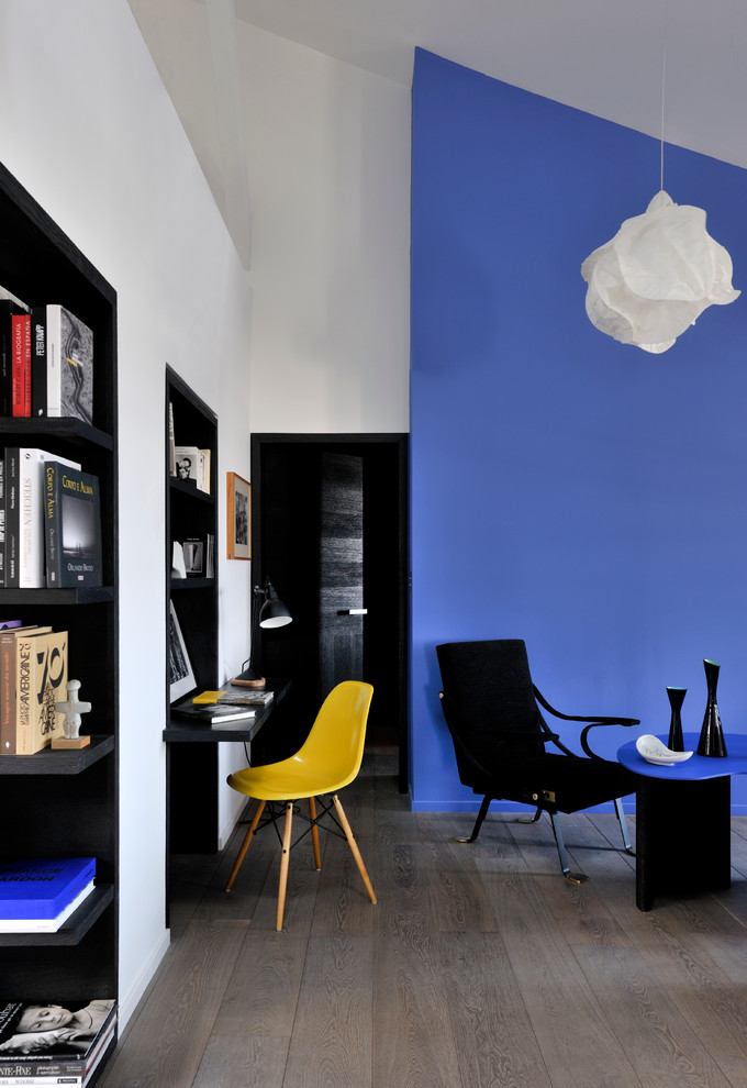 Идея дизайна: открытая гостиная комната среднего размера в современном стиле с паркетным полом среднего тона и разноцветными стенами без телевизора