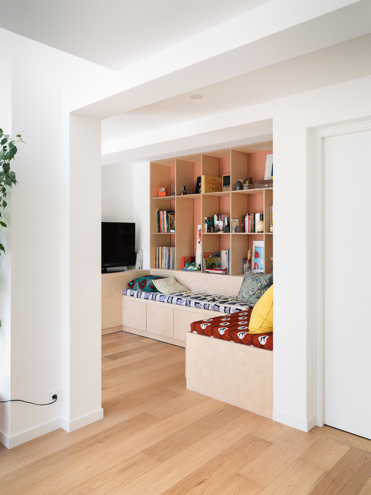 Свежая идея для дизайна: открытая гостиная комната в стиле модернизм с с книжными шкафами и полками и светлым паркетным полом - отличное фото интерьера