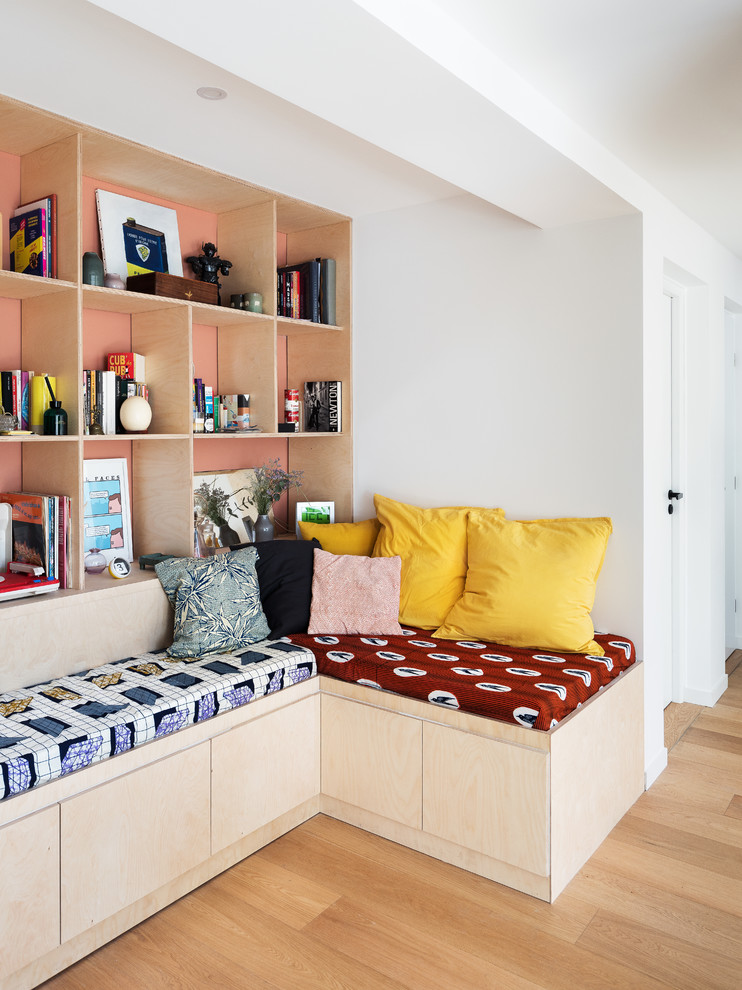 Стильный дизайн: открытая гостиная комната в стиле модернизм с с книжными шкафами и полками и светлым паркетным полом - последний тренд