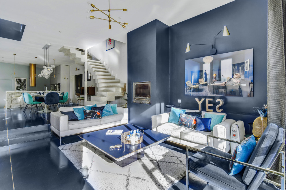 Großes, Offenes Modernes Wohnzimmer mit blauer Wandfarbe, Kamin und blauem Boden in Paris