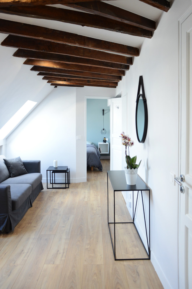 Kleines Modernes Wohnzimmer im Loft-Stil mit weißer Wandfarbe, Laminat und beigem Boden in Paris