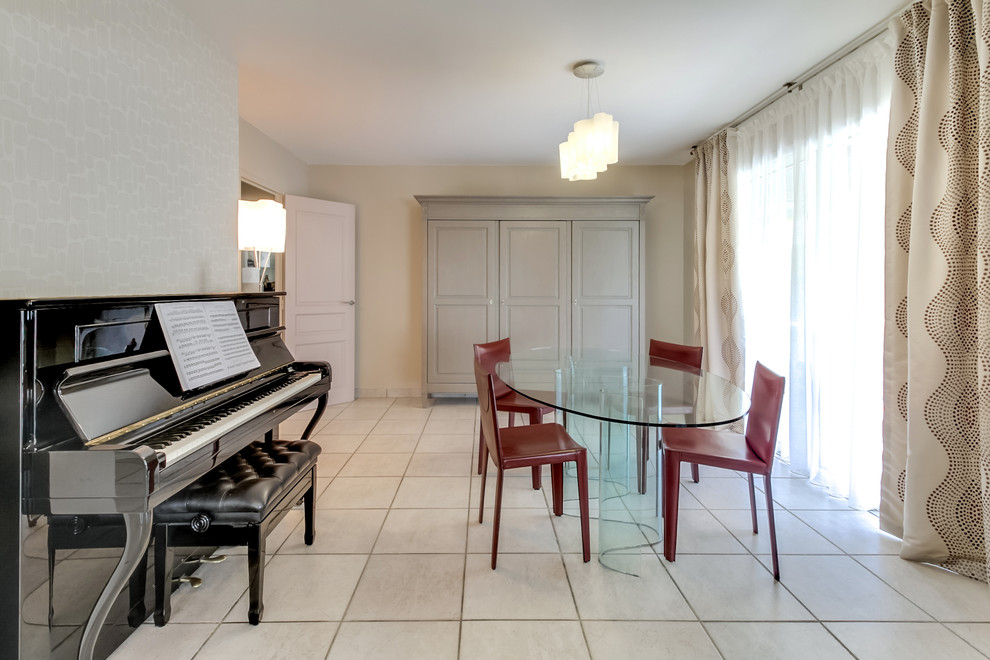 Exemple d'une salle de séjour tendance de taille moyenne et ouverte avec une salle de musique, un mur beige, un sol en carrelage de céramique et un sol blanc.