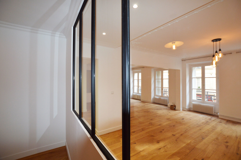 Foto di un grande soggiorno contemporaneo aperto con pareti bianche, parquet chiaro e pavimento beige