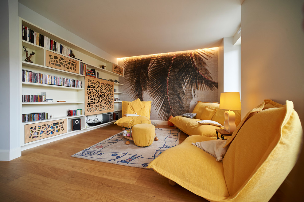 Modelo de sala de estar cerrada contemporánea con paredes blancas, suelo de madera en tonos medios, pared multimedia y suelo marrón