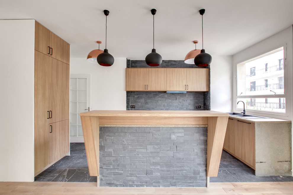 Immagine di una grande cucina design con top marrone, parquet chiaro e pavimento marrone