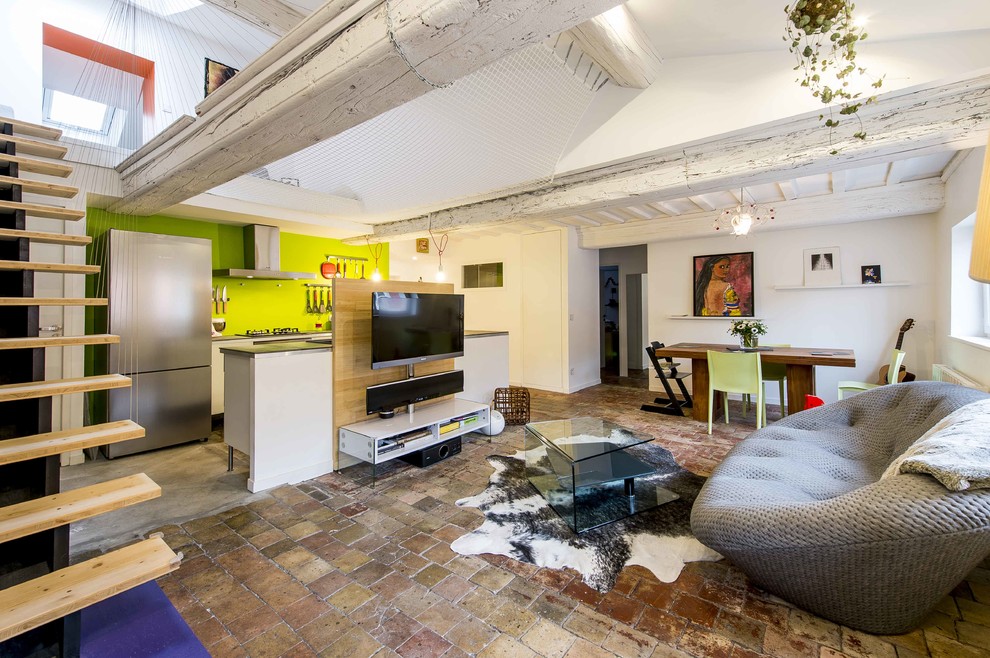 Offenes, Mittelgroßes Eklektisches Wohnzimmer ohne Kamin mit weißer Wandfarbe, TV-Wand und Terrakottaboden in Lyon
