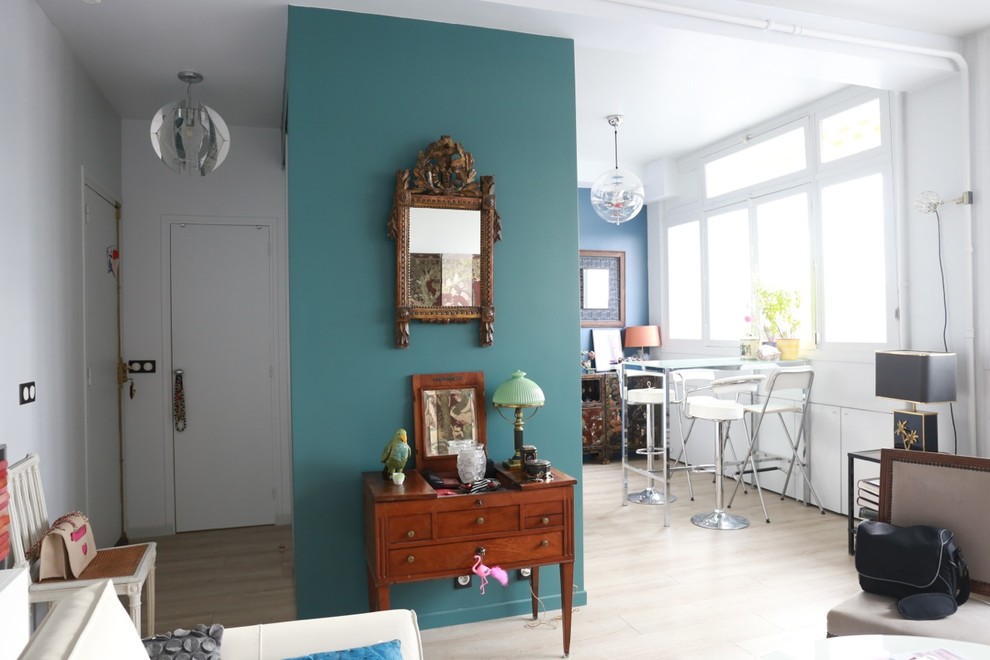 Mittelgroßes, Offenes Modernes Wohnzimmer ohne Kamin mit grüner Wandfarbe, hellem Holzboden, freistehendem TV und beigem Boden in Paris